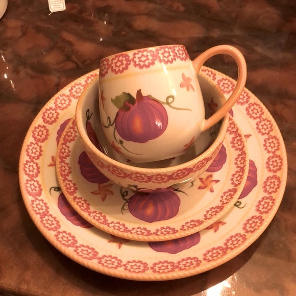 Temptations Other - Temptations Four (4) Piece Dinnerware